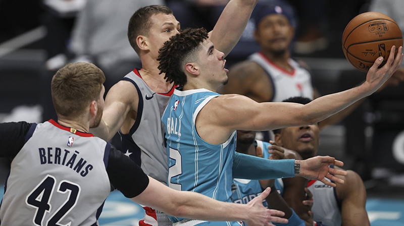 Dāvis Bertāns aizsardzībā pret Lamelo Bolu. Foto: USA Today Sports/Scanpix