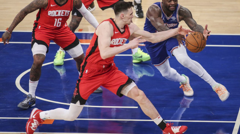 Rodions Kurucs cīņā par bumbu. Foto: USA Today Sports/Scanpix