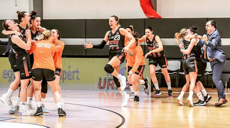 Paula Strautmane un "PEAC Pecs" spēlētājas pēc uzvaras. Foto: hunbasket.hu