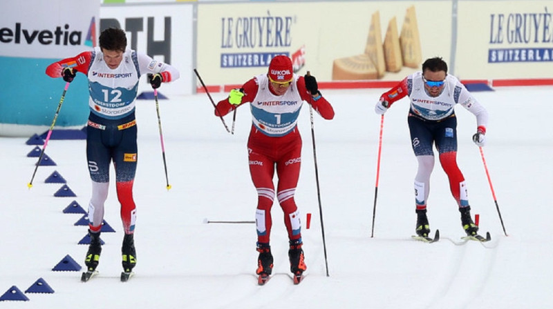 Finišs 50km distancē. Klēbo (no kreisās), Boļšunovs un Iversens. Foto: Reuters.