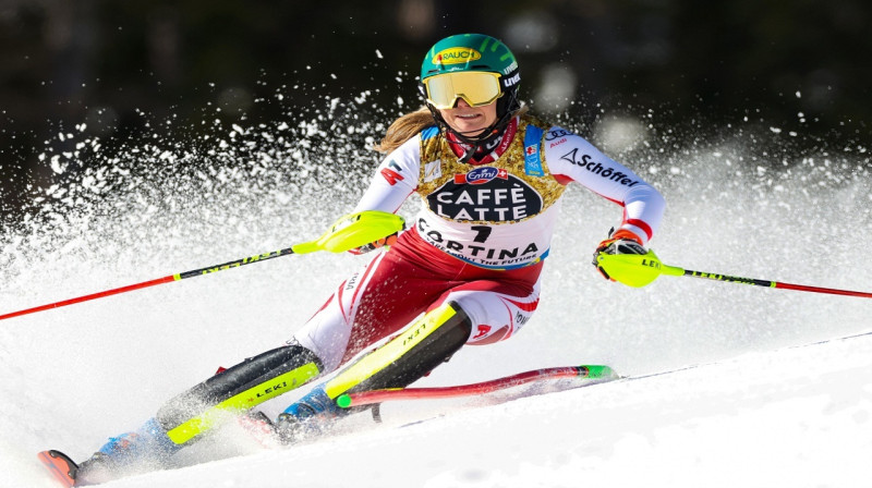 K.Līnsbergere uzvarai pasaules čempionātā pievieno arī pirmo uzvaru PK posmos. Foto:AP/Gabriele Facciotti/Michela Andreola