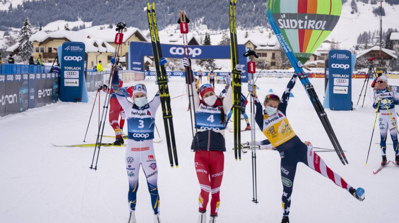 Līksmais un līdzvērtīgi konkurējošais trijnieks - Andersone (no kreisās), Stupaka (vidū) un Diginsa - pēc 10km klasikas "Tour de ski". Foto: Nordic Focus