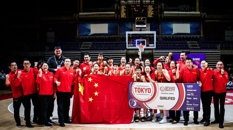 CBA prezidents Jao Mins un Ķīnas sieviešu valstsvienība. Foto: FIBA