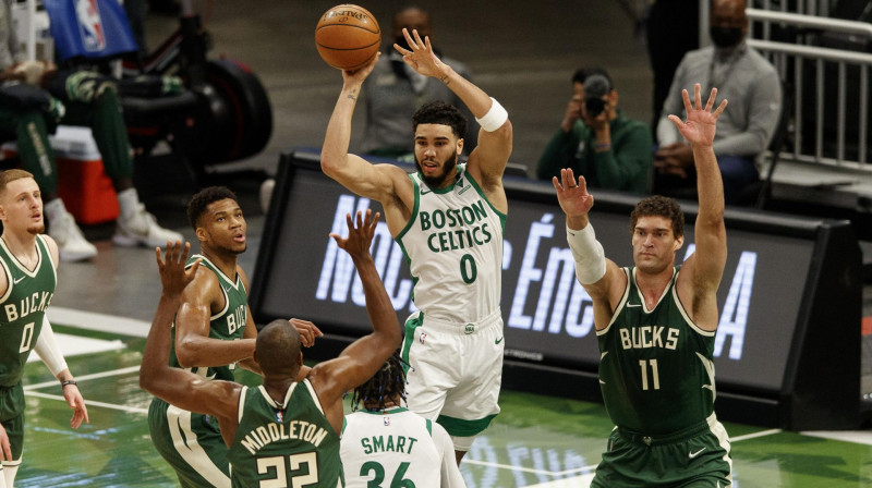 Džeisons Teitums "Bucks" spēlētāju ielenkumā. Foto: USA Sports Today/Scanpix