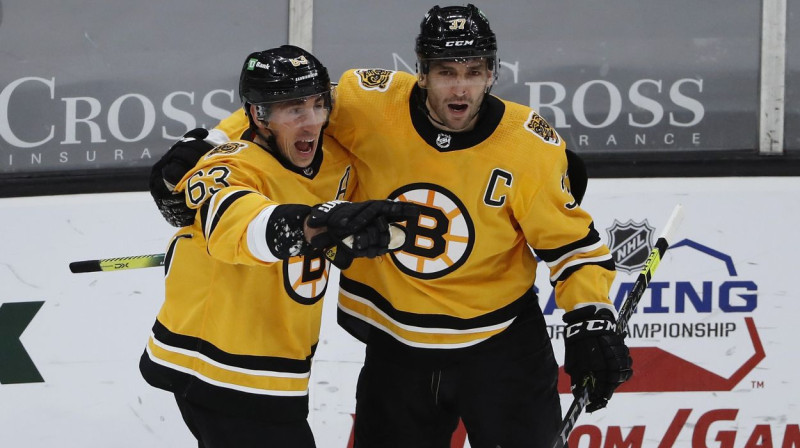 Bostonas "Bruins" hokejisti Breds Maršāns (Nr. 63) un Patrīss Beržerons (Nr. 37). Foto: Winslow Townson/AP/Scanpix