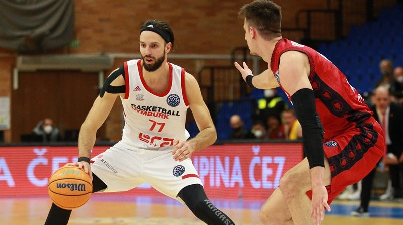 Vojcehs Hrubans ar bumbu. Foto: FIBA