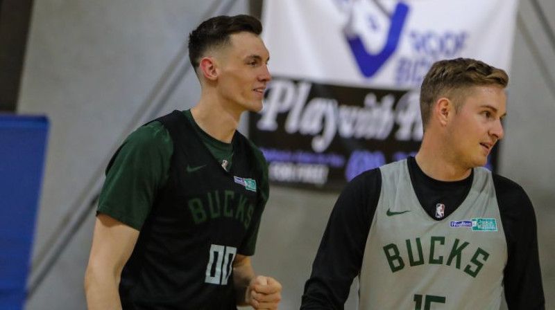 Rodions Kurucs (pa kreisi). Foto: Milwaukee Bucks/NBA