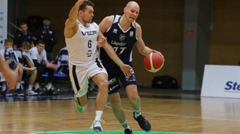 Roberts Krastiņš (ar bumbu) pret Mārci Vītolu pusfināla otrajā spēlē. Foto: basket.lv