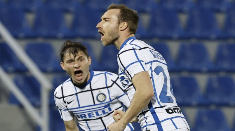 Nikolo Barella (pa kreisi) un Kristians Eriksens. Foto: Reuters/Scanpix