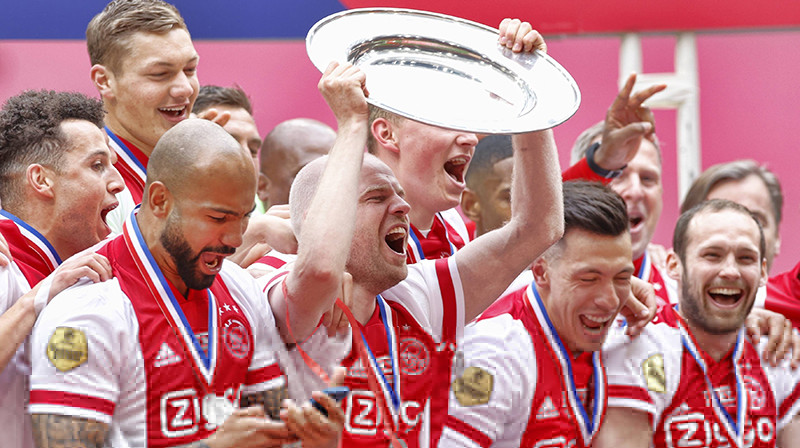 Amsterdamas "Ajax" futbolisti svin čempiontitula izcīnīšanu. Foto: Imago Images/Scanpix