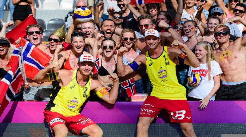 A.Mols un K.Sērums ar saviem līdzjūtējiem. Foto: FIVB World tour.