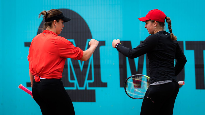 Anastasija Pavļučenkova un Aļona Ostapenko Madridē. Foto: AFP/Scanpix