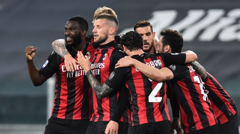 ''Milan'' futbolisti pēc vārtu guvuma. Foto: Reuters/Scanpix