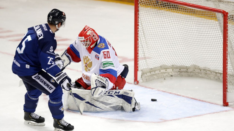 Soms Jere Karjalainens pārspēj Krievijas izlases vārtsargu Ivanu Bočarovu. Foto: Reuters/Scanpix