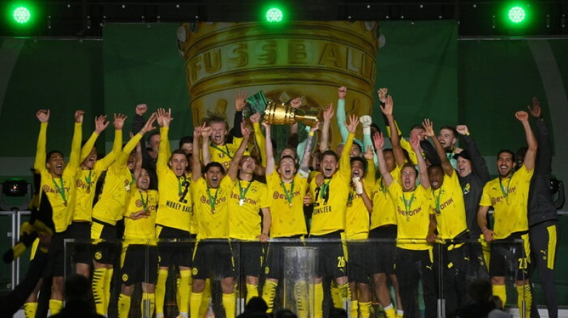 Dortmundes ''Borussia'' futbolisti atzīmē triumfu Vācijas kausā. Foto: Reuters/Scanpix