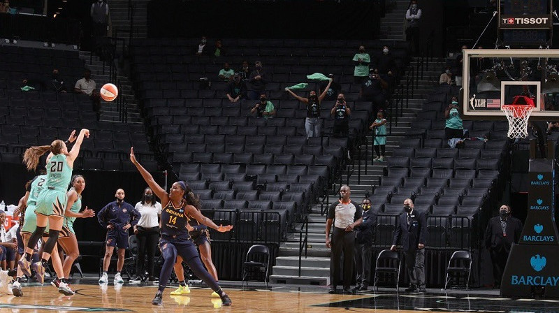 Sabrinas Jonesku uzvaras tālmetiens. Foto: WNBA