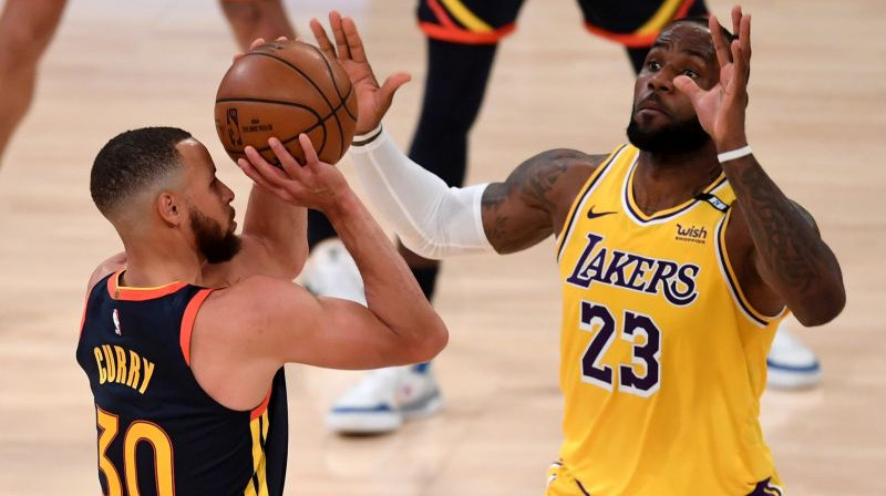 Lebrons Džeimss aizsardzībā pret Stefenu Kariju. Foto: USA TODAY Sports/Scanpix