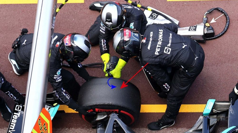 Botasa iestrēgušais ritenis pitstopa laikā. Foto: Motorsport.com