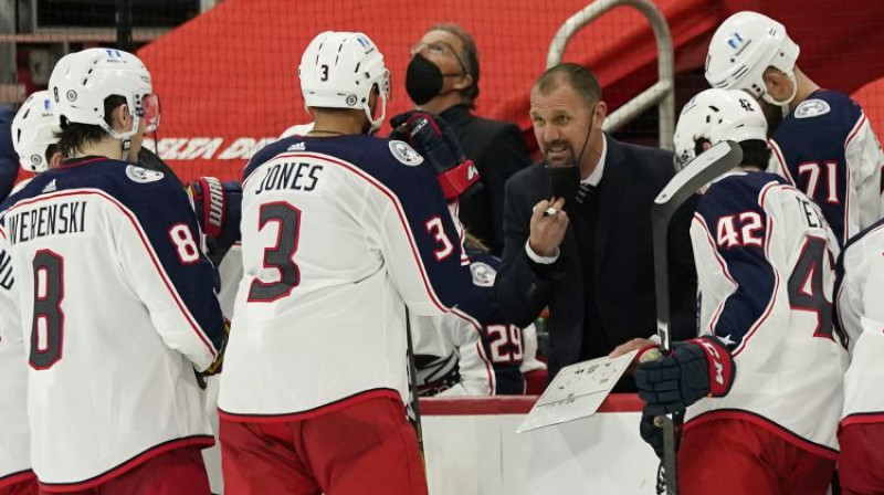 Breds Lārsens uzrunā spēlētājus. Foto: AP/Scanpix