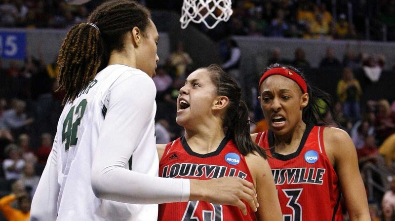 Slavenais foto no 2013. gada: Šoni Šimmela pret NCAA čempioni Britniju Graineri. Foto: NCAA