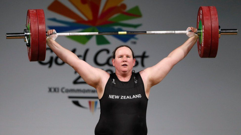 Jaunzēlandes svarcēlāja Lorela Habārda bija pirmais transatlēts, kas piedalījās olimpiskajās spēlēs. Foto: Reuters/Scanpix