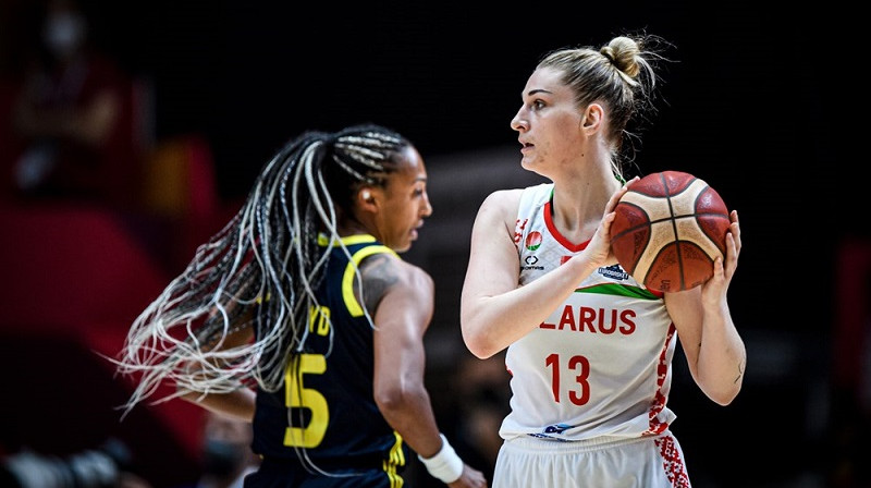 Marija Popova un Kalisa Loida. Foto: FIBA