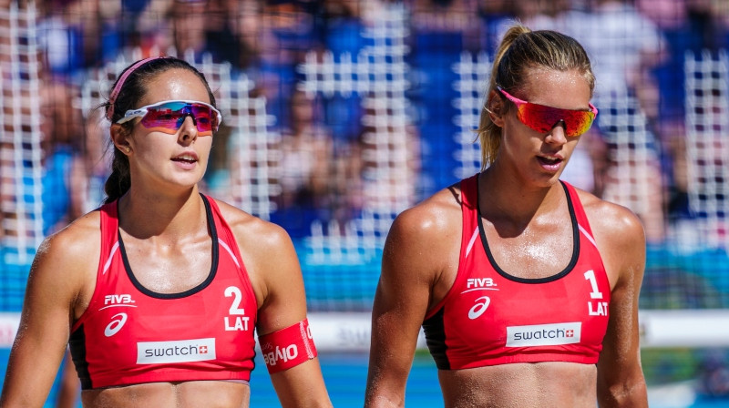 Anastasija Kravčenoka un Tīna Graudiņa. Foto: FIVB