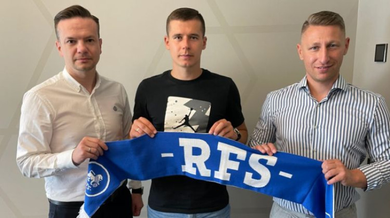 Arturs Piks (vidū) kopā ar RFS sporta direktoru Aleksandru Usovu (pa labi). Foto: fkrfs.lv