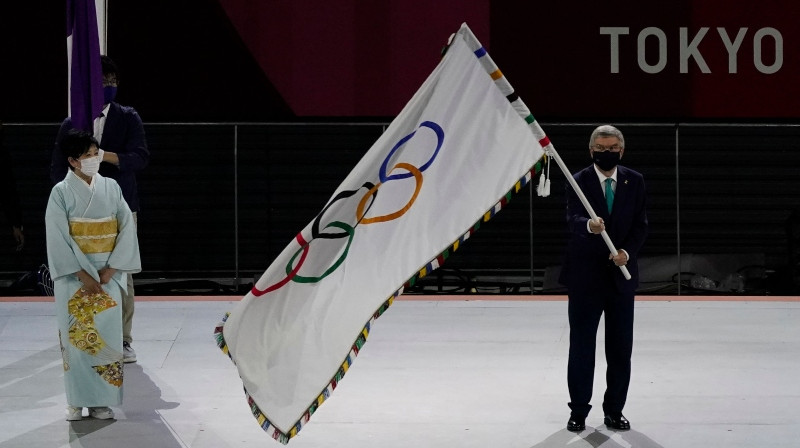 SOK prezidents Tomass Bahs ar olimpisko spēļu karogu. Foto: olimpiadef64.lv