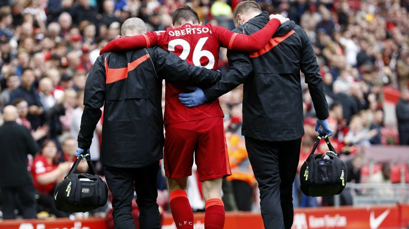 "Liverpool" aizsargs Endrū Robertsons priekšlaicīgi pamet laukumu. Foto: Zumapress/Scanpix