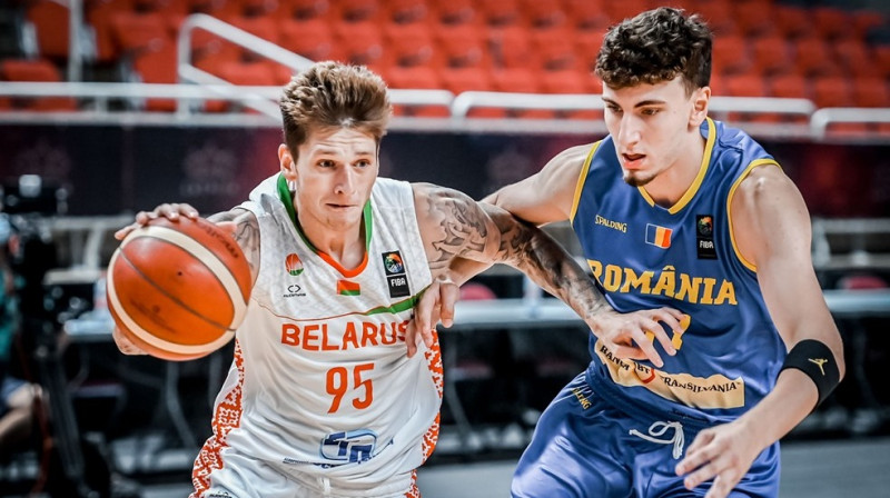 Baltkrievs Ivans Aladka ar bumbu. Foto: FIBA