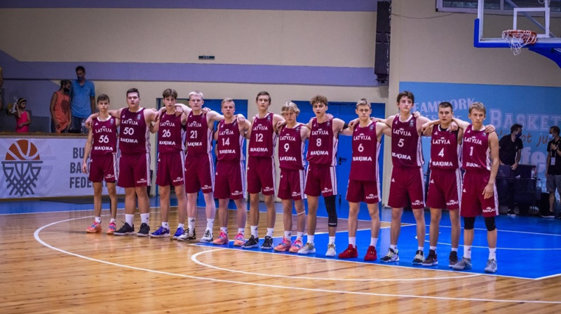 Latvijas U16 kadetu izlase pirms spēles pret Bulgāriju. Foto: FIBA