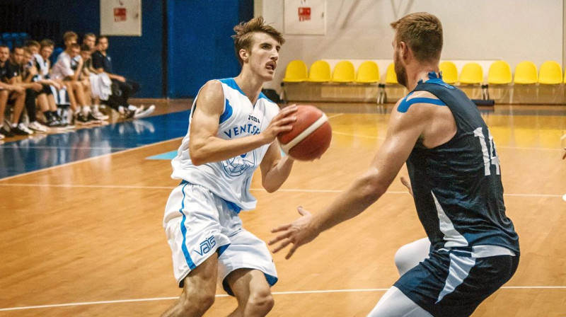 Rodrigo Būmeisters pret Zigmāru Raimo .Foto: BK Ventspils