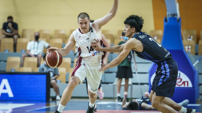 Dāvis Denafs ar bumbu. Foto: FIBA