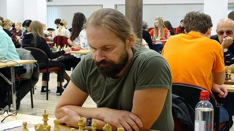 Līderis pēc piecām kārtām Rolands Bērziņš. Foto: Latvijas šaha federācija.
