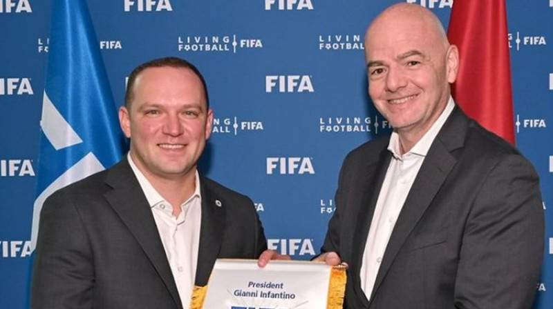 Vadims Ļašenko un Džanni Infantīno. Foto: FIFA