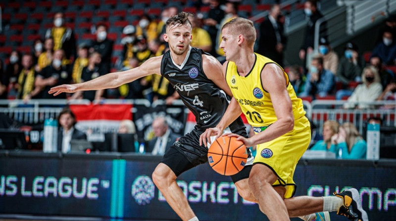 Kristers Zoriks aizsardzībā pret Benedeku Vāradi. Foto: FIBA Champions League