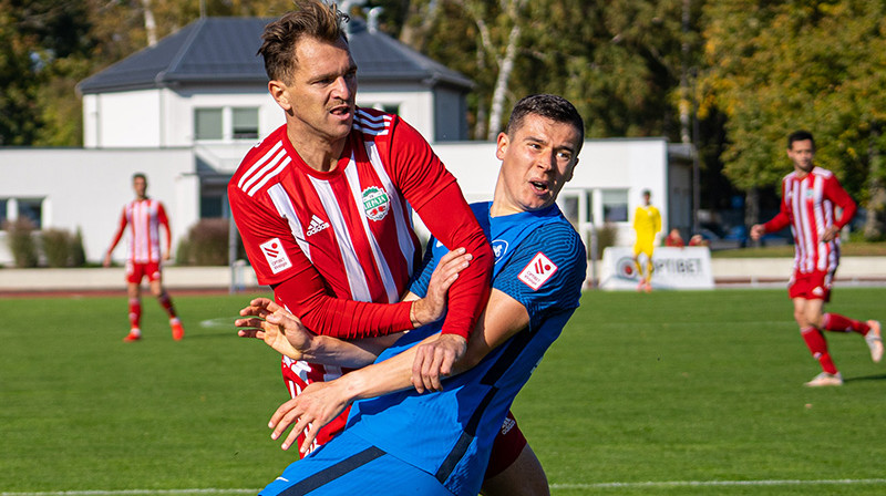 Krišs Kārkliņš cīņā ar Arturu Piku. Foto: fkrfs.lv