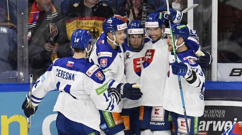 Slovākijas izlases hokejisti svin vārtu guvumu. Foto: imago images/osnapix/Scanpix