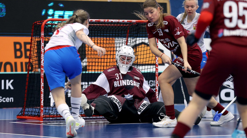 Latvijas vārti briesmās
Foto: IFF Floorball