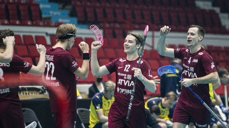 Armands Savins (#12) guva pirmos vārtus Latvijai šajā čempionātā