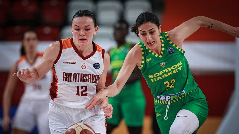 Anete Šteinberga un Jeļena Brūksa-Milovanoviča 2021. gada 24. novembrī. Foto: EuroLeague Women