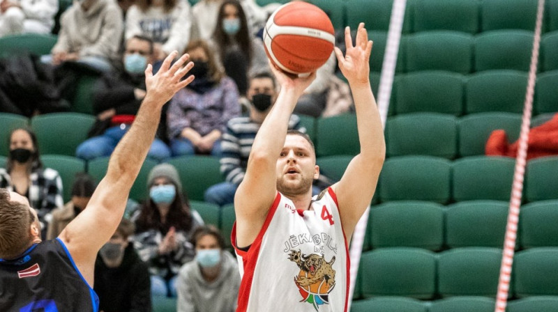 Kārlis Večens izpilda metienu. Foto: basket.lv