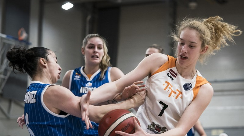 Luīze Sila cīņā ar Silviju Domingesu. Foto: EuroLeague Women