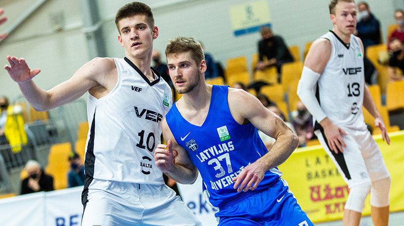 Raivo Butirins un Dāvids Vīksne. Foto: Sandijs Leicis | LU basketbols