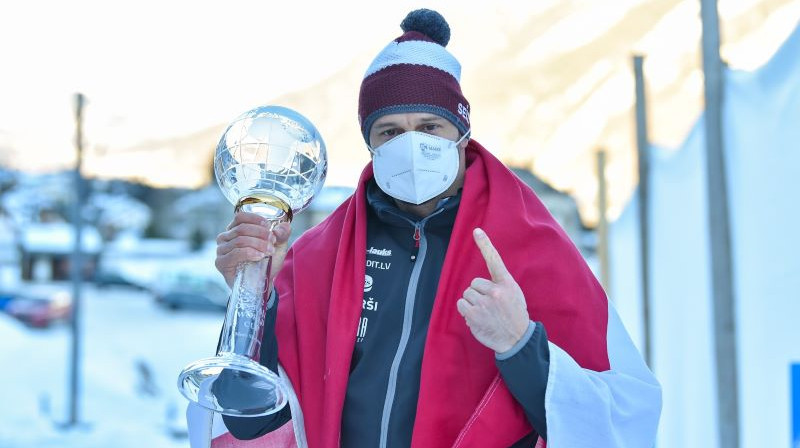 Martins Dukurs ar Pasaules kausa trofeju. Foto: Viesturs Lācis/bobslejs.lv