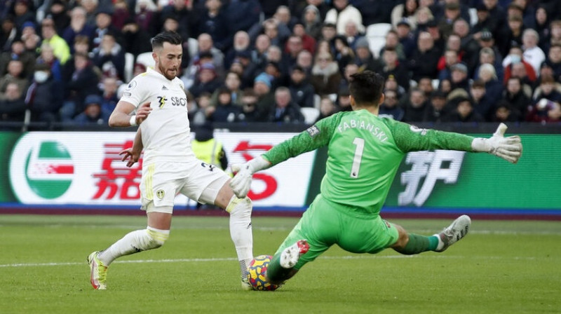 Džeks Herisons pārspēj Lukašu Fabianski. Foto: Reuters/Scanpix