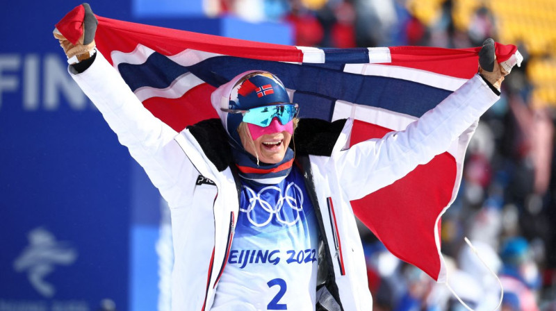 Norvēģijas distanču slēpotāja Terēze Juhauga svin zelta medaļas izcīnīšanu. Foto: Marko Djurica/Reuters/Scanpix