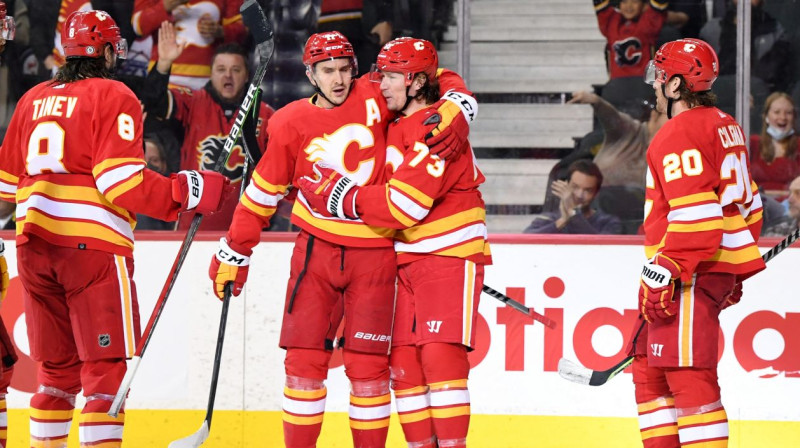 Kalgari "Flames" hokejisti svin vārtu guvumu. Foto: Candice Ward/USA Today Sports/Scanpix