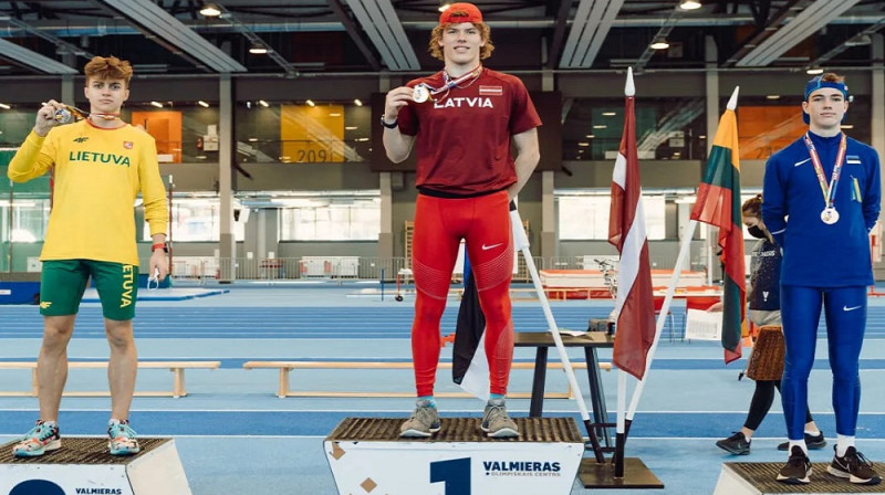 Artūrs Liepa (pa vidu) apbalvošanā Baltijas komandu čempionātā 3000m. Foto: Latvijas Trialtona federācija.